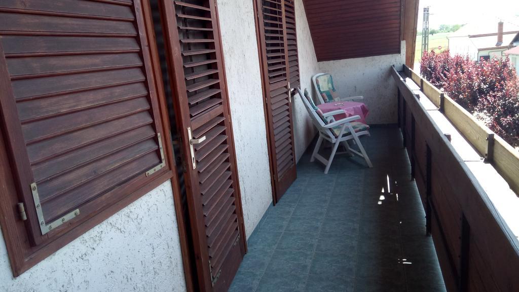 Sara Vendeghaz Apartment Balatonkeresztur Exterior photo