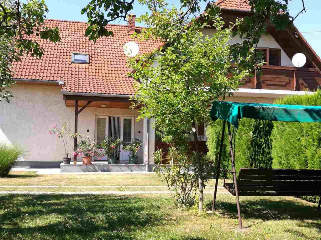 Sara Vendeghaz Apartment Balatonkeresztur Exterior photo